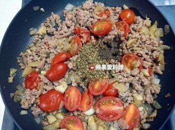 step6: 肉炒到變白色時，灑入義大利香料和黑胡椒，拌炒。