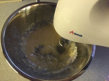 step1: 牛油室溫放軟, 加入糖霜後用電動打蛋器攪勻