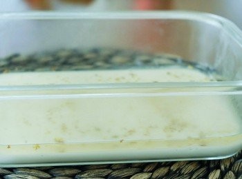 step6: 將魚膠粉溶液加入糖水內，拌勻，待涼。倒一層糖水在椰漿層上，放入雪櫃20分鐘。不停重覆步驟：一層椰漿，一層桂花糖水