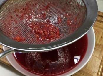 step6: 血橙汁用篩子隔渣，混合放涼後的糖水。放入雪櫃冷凍1個小時。