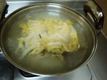 step4: 鍋底加入高湯或是兩碗水