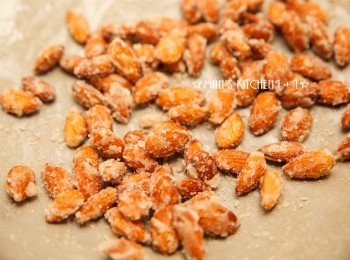 step4: 直到鍋內的水份完全蒸發後關火，關火後請繼續翻炒至堅果外圍的糖呈現霜狀後盛盤放涼就完成了。