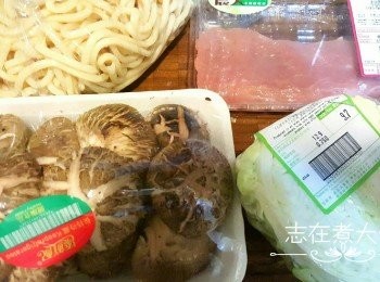 step1: 將冬菇，椰菜及豬肉洗乾淨切絲，豬肉以醃料醃15分鐘 （基本上一開始先處理豬肉，之後才處理其他<span class="group_1">食材</span>，起碼也15分鐘，不用提前醃肉）