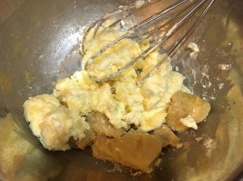 step3: 藍莓芝士餡: 忌廉芝士打至軟身，然後加入綠豆蓉、砂糖攪勻，放入冰箱冷藏約15-20分鐘