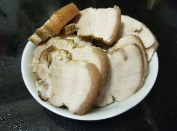 step3: 五花腩，已放湯煲1'1/2小時，取出放涼後切厚件