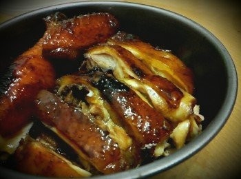 step13: 切件上碟, 再倒上鍋中醬汁及蔥段, 完成!