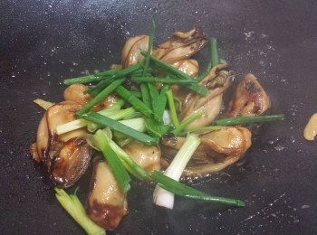 step5: 贊酒，加入蜜糖，放蔥段。