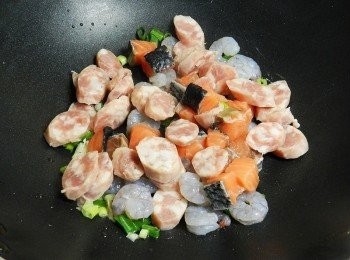 step6: 將鮭魚丁、蝦仁、白酒香腸入鍋快炒