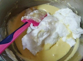 step3: 然後下蛋白霜，輕手拌勻