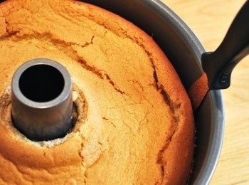 step11: 以小刀沿邊緣刮一圈脫模，底部及中空處也以小刀協助脫模，倒扣於蛋糕盤