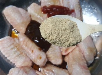 step2: 先將<a href="https://bit.ly/3zHU5V3" target="_blank" data-keyword="雞翼" class="guide-link"><strong>雞翼</strong></a> <span style="display:inline-block;vertical-align:middle;margin-top:-3px;color:initial;border-radius:3px;padding:2px 3px;font-size:12px;line-height:14px;background:#87d300;color:#fff;">即買</span> 解凍，備用。