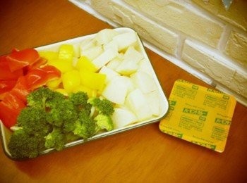 step1: 將材料切成適量大小~咖哩塊是這大小喔:)