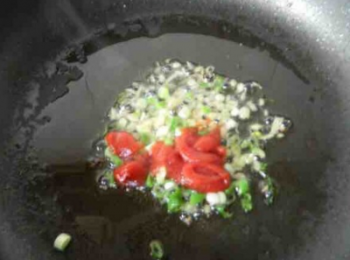 step5: 鍋裡底油，爆香薑蔥，再加入番茄醬翻炒。