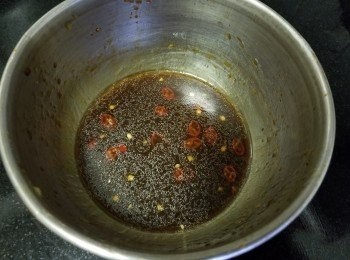 step8: 預備醬汁，將瑞士雞汁，辣椒碎，麻油，糖，生抽，生粉撈好