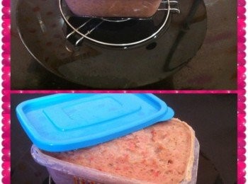 step2: 2. 加入調味料，生抽、白砂糖、五香粉、紅麴粉、薑汁、麻油、白胡椒粉，蚝油、拌勻，讓肉醬充份入味