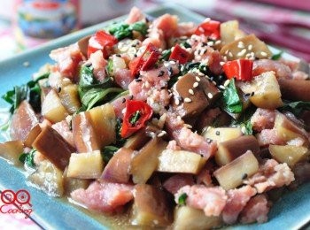 step4: 灑上黑白芝麻，蠔鮮料理上桌囉!