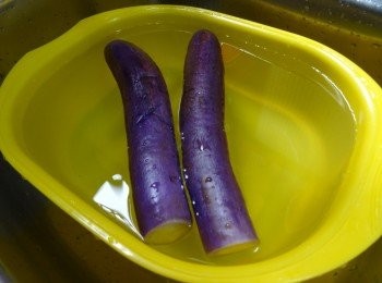 step2: 把茄子撈起，立即投進冷水中浸10分鍾降溫，撈起輕力略為渣乾水分（不要太大力否則茄子皮會爛）再切成小段