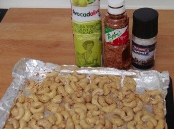 step2: 在腰果上噴上少許橄欖油，再灑上少量海鹽和墨西哥甜椒粉拌勻。