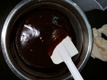 step2: 將黑古古力用熱水坐溶，加入牛奶慢慢攪混