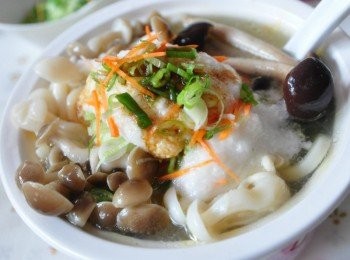 step11: 灑些蔥花及蘿蔔絲，再倒入少許的日式薄鹽醬油