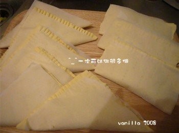 step3: 市售的起酥片，常溫下解凍，包入適量的<span class="group_2">蘋果餡</span>，