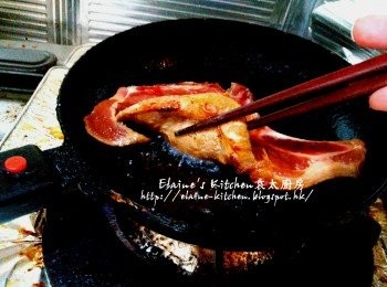 step4: 燒紅鑊 , 將豬扒放入鑊中用慢火慢慢煎至表面轉色