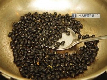 step1: 準備黑豆：把黑豆(份量隨意)洗淨，浸1小時，把水分隔去後，下鋼鍋(不放油)炒至出香味而黑豆表面爆開。