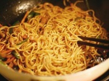 step5: 麵條放進去一起炒，用筷子快速撥散，然後倒入之前調好的料汁，開大火快速翻炒均勻，把醬汁都炒乾就好了。