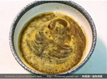 step3: 將100ml的黑木耳養生露，倒入至已過篩的蛋液中。