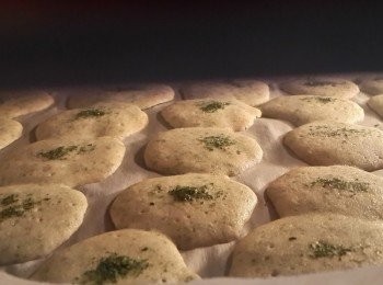 step4: 當拌好的材料放上烤盤在表面再灑些海苔粉 入烤箱上火160下火150~烤約15分即可