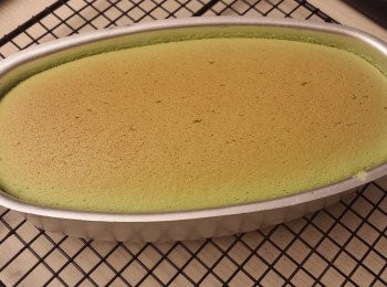 step8: 8)焗好待10分鐘取出放涼5分鐘脫模