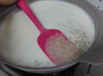 step6: 把西米加入椰汁內，雪凍便可隨意加入芒果汁/芒果粒和享用。