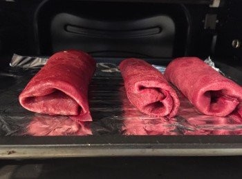 step7: 放進烤箱200度10分鐘烘溶素芝士完成。或捲好直接享用。