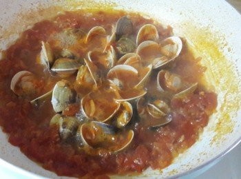 step7: 煮至蛤蜊都打開後加鹽調味 , 再加數滴TABASCO 辣椒水