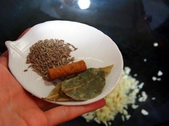 step7: 7.加入香料一起煸香。