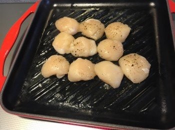 step3: 燒熱平底鑊，放入8g牛油，待完全熱鑊後加入帶子中火煎，每面約2分鐘，待用