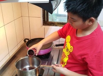 step1: 將500cc鮮奶分成各250cc 將250克的鮮奶加入紫米紅豆湯小火一起加熱