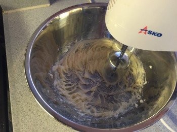 step2: 牛油室溫放軟, 加糖後用電動打蛋器攪勻
