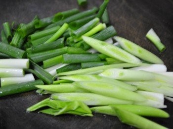 step2: 青蔥、大蒜切段