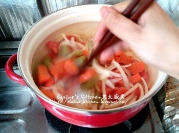step5: 煲內加少油燒熱 , 將蕃茄及洋蔥放入爆香 , 加入湯渣中的西芹及甘旬拌勻
