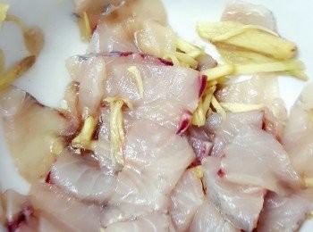 step1: 潺菜,魚片洗淨. 魚肉切片用少許鹽,油, 胡椒粉,薑絲醃10分鐘