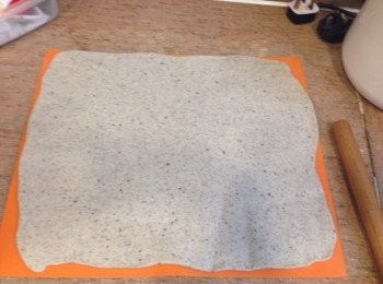 step2: 將麵團壓成長方形上下對摺再二邊對摺(重覆2次)再壓力長方形掃上水卷起