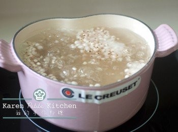 step2: 煲滾水後，放進生熟薏米煲大概10分鐘，然後轉小火煮 1小時，直至薏米水煮成奶白色。