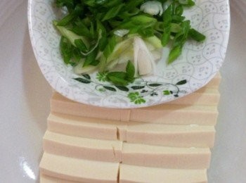 step1: 水豆腐切片，放在鍋面上蒸5分鐘，然後把多餘的水分倒掉，待用。