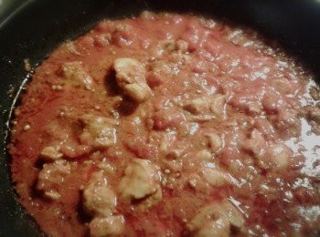 step4: 然後加入罐裝蕃茄及檸檬汁拌勻。煮至沸騰，轉小火煮10分鐘