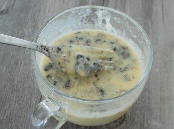 step3: 最後加入OREO碎，放入微波爐，用最大火力加熱1分鐘，如表面未凝固，再加熱20秒，加熱至蛋糕全熟。靜置5分鐘後才享用 （＊要小心觀察）