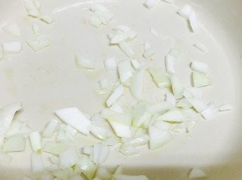 step3: 炒香洋蔥粒加入一半雪凍蕃茄炒香