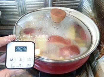 step6: 加入蘋果拌勻用中火煲15分鐘至滾起後 , 蓋上蓋轉慢火煲 1 1/2小時