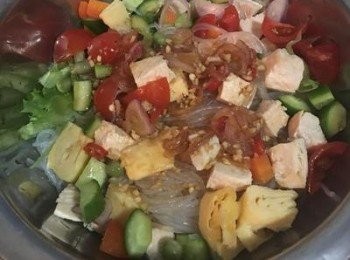 step8: 組合，取一大鍋將所有材料與醬汁混勻即可擺盤上菜喔～