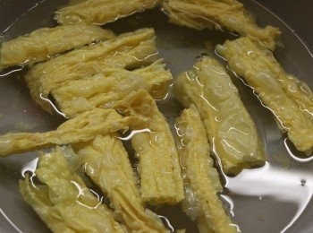 step11: 枝竹剪小段，泡入水中約1分鐘。